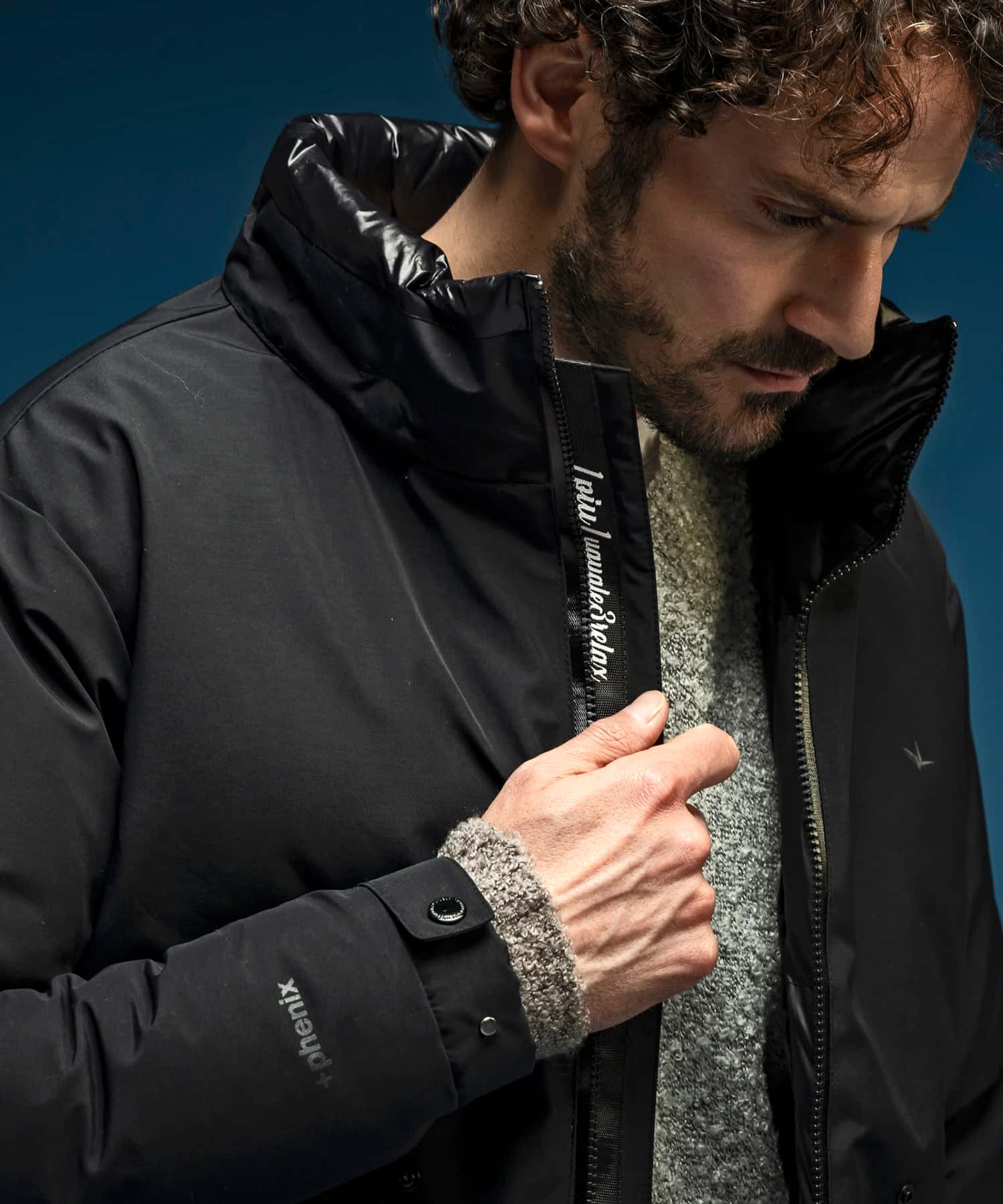 【MENS】フラップポケットダウンジャケット WINDSTOPPER(R) プロダクト by GORE-TEX LABS /ウィンドストッパー/ゴアテックス/1PIU1UGUALE3 RELAX × +phenix(ウノピゥウノウグァーレトレ リラックス)