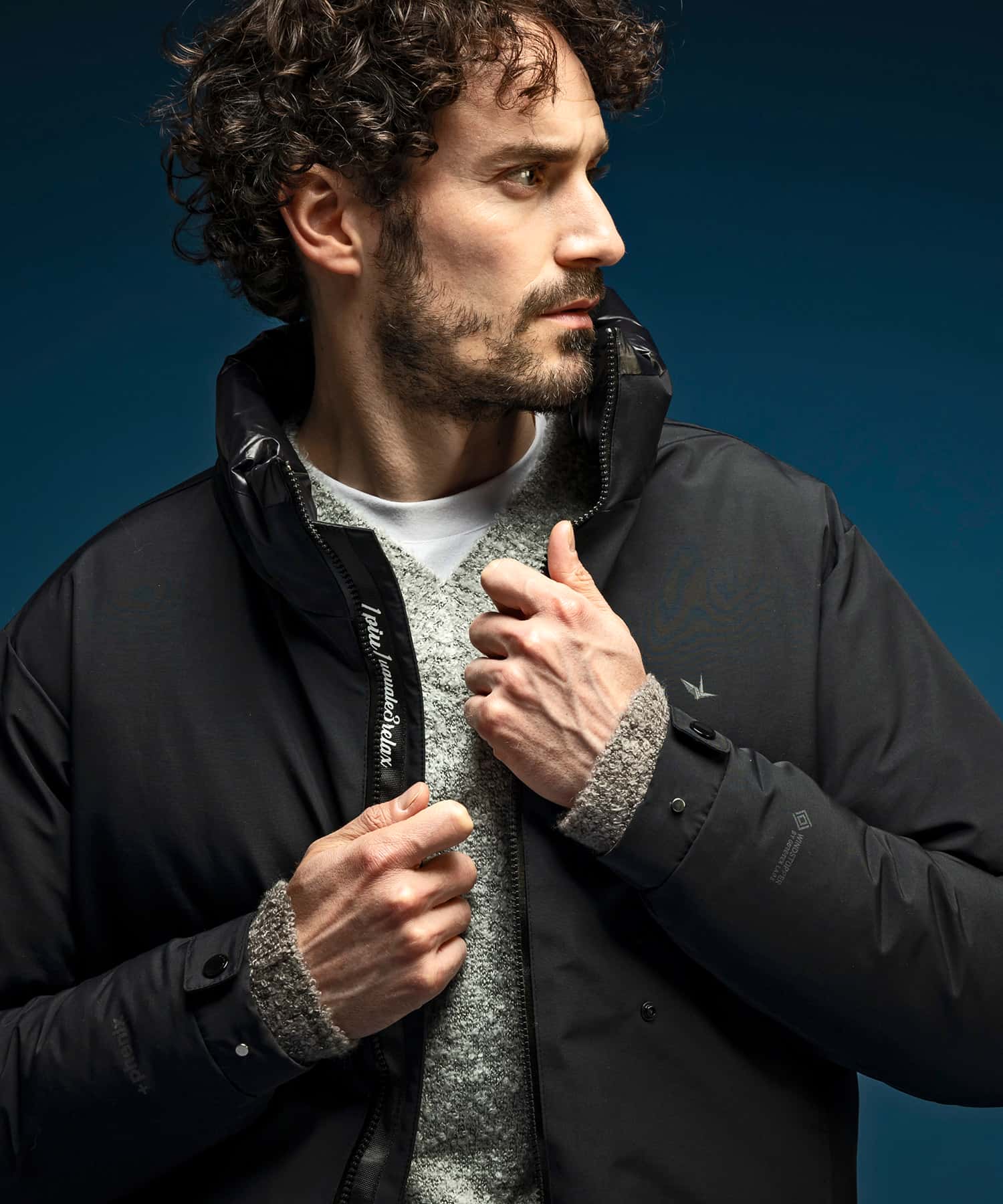 【MENS】フラップポケットダウンジャケット WINDSTOPPER(R) プロダクト by GORE-TEX LABS /ウィンドストッパー/ゴアテックス/1PIU1UGUALE3 RELAX × +phenix(ウノピゥウノウグァーレトレ リラックス)