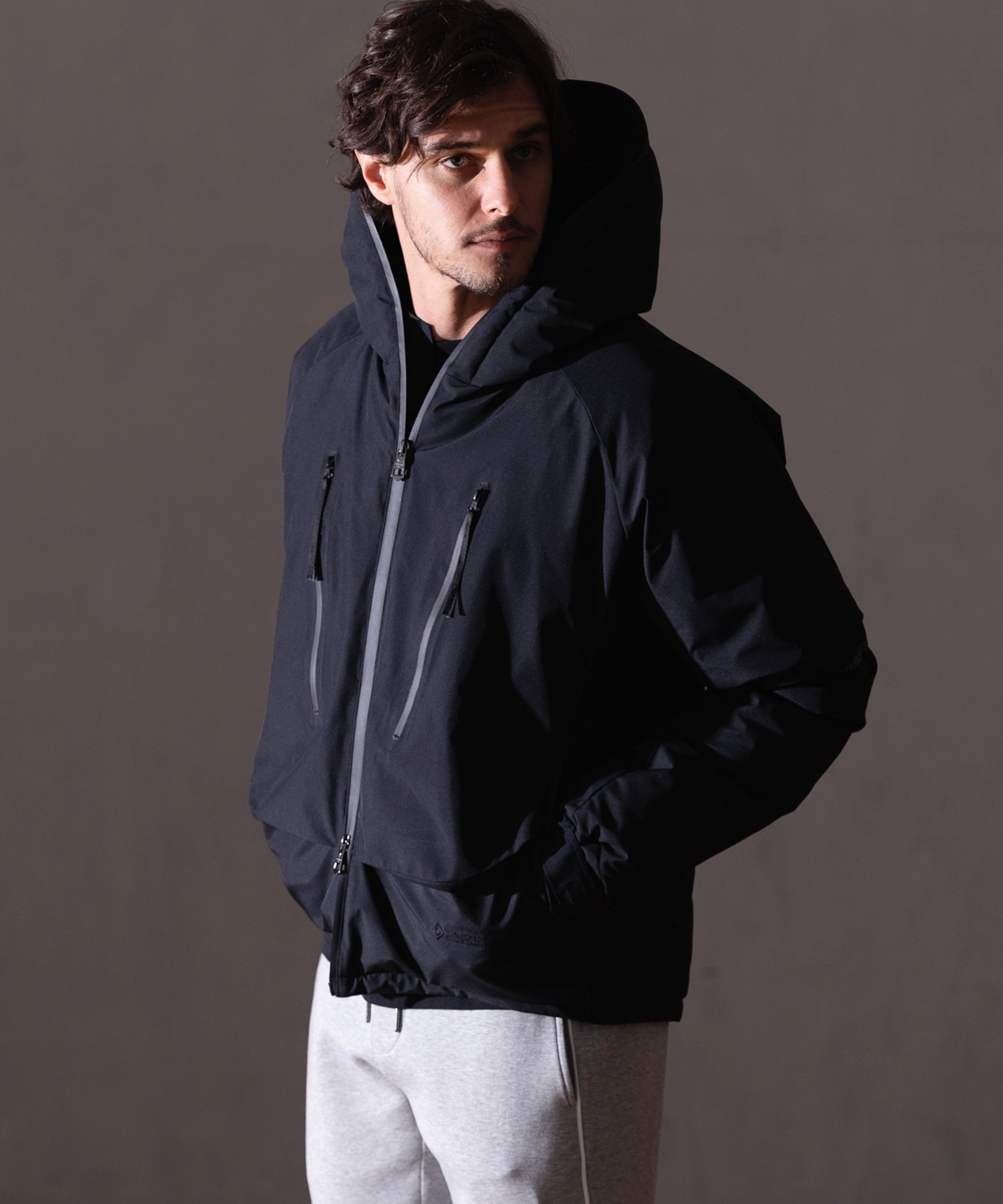 【MENS】GTX DOWN HOODIE ダウンフーディー / WINDSTOPPER(R) プロダクト by GORE-TEX LABS /ウィンドストッパー/ゴアテックス/1PIU1UGUALE3 RELAX × +phenix(ウノピゥウノウグァーレトレ リラックス)