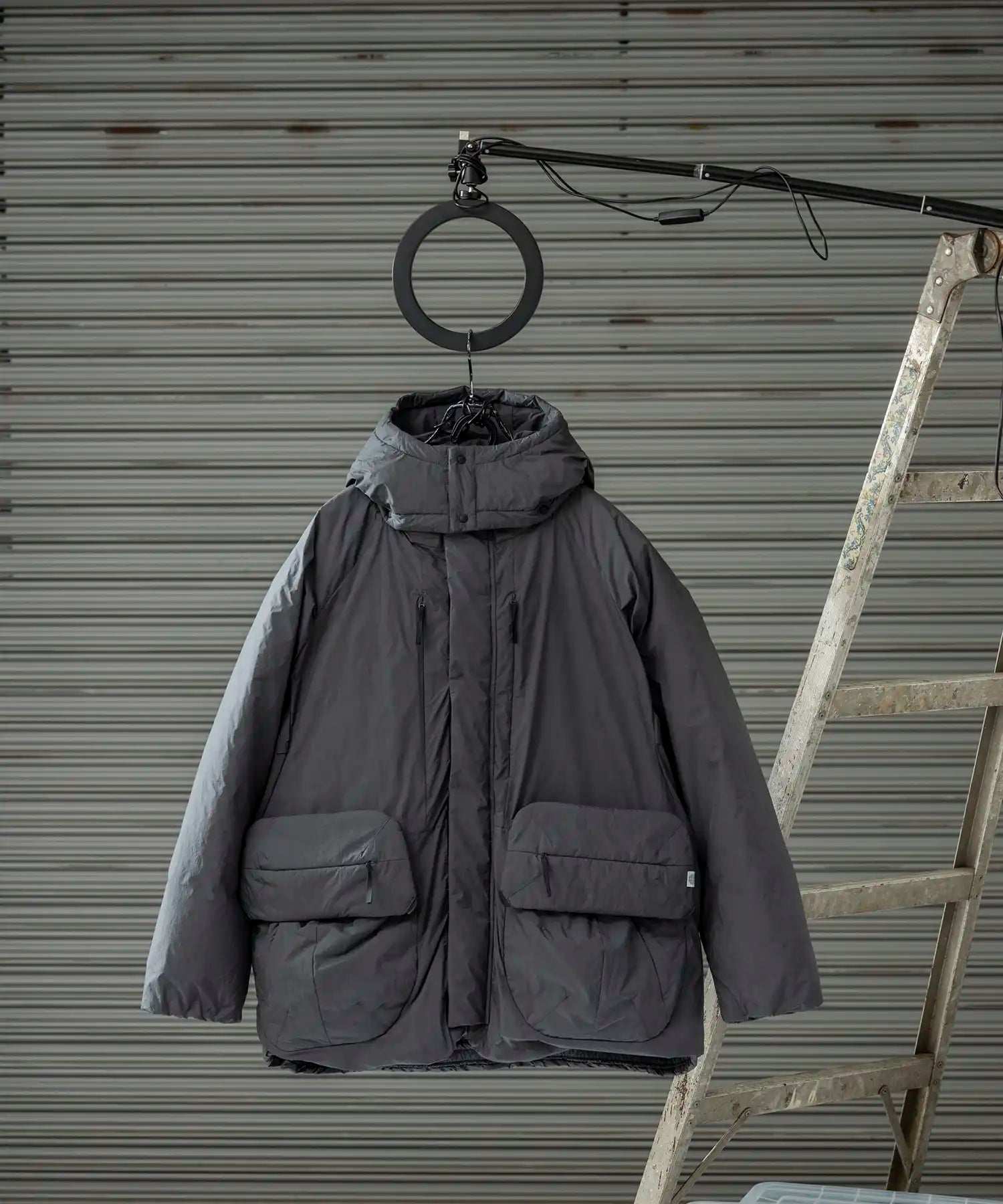 MENS】ダウンジャケット 背負いストラップ付き Trash bags down MENS】ダウンジャケット 背負いストラップ付き Trash bags down