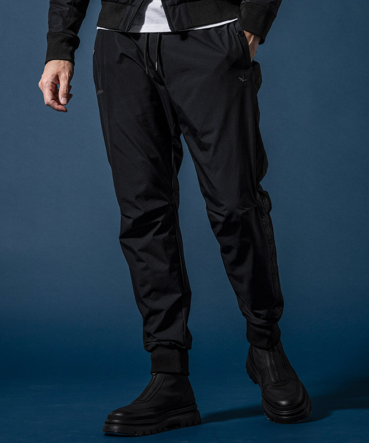 【MENS】GTX SIDE LOGO JOGGER PANTS サイドロゴジョガーパンツ / WINDSTOPPER(R) プロダクト by GORE-TEX LABS /ウィンドストッパー/ゴアテックス/1PIU1UGUALE3 RELAX × +phenix(ウノピゥウノウグァーレトレ リラックス)