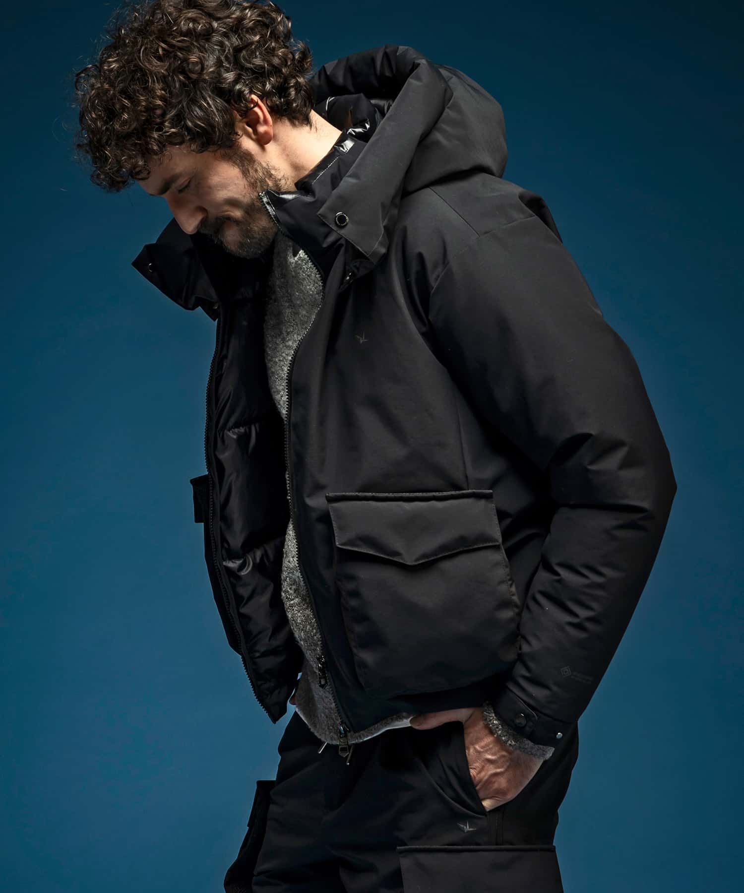 【MENS】フラップポケットダウンジャケット WINDSTOPPER(R) プロダクト by GORE-TEX LABS /ウィンドストッパー/ゴアテックス/1PIU1UGUALE3 RELAX × +phenix(ウノピゥウノウグァーレトレ リラックス)