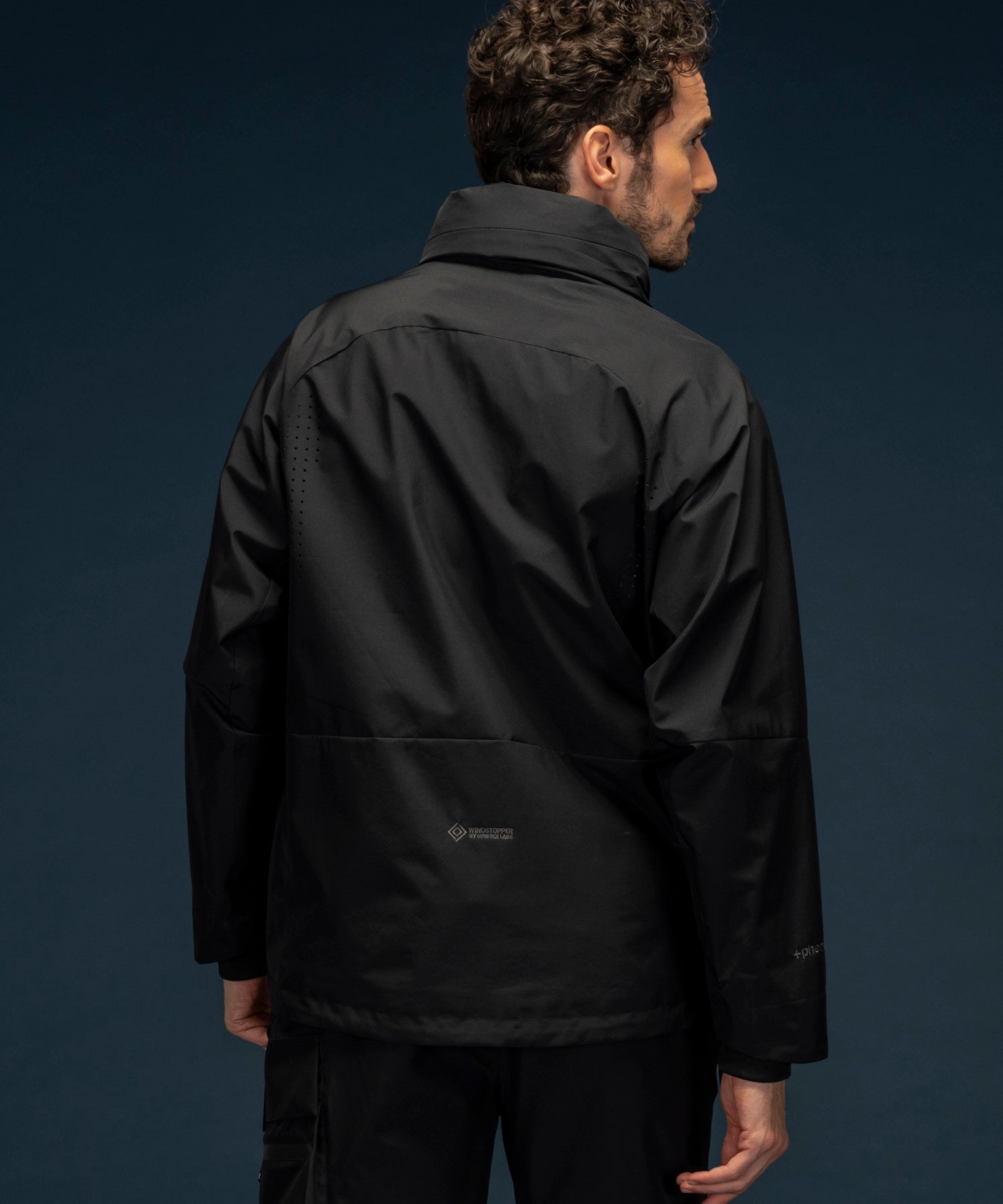 【MENS】GTX TRACK JACKET トラックジャケット / WINDSTOPPER(R) プロダクト by GORE-TEX LABS /ウィンドストッパー/ゴアテックス/1PIU1UGUALE3 RELAX × +phenix(ウノピゥウノウグァーレトレ リラックス)