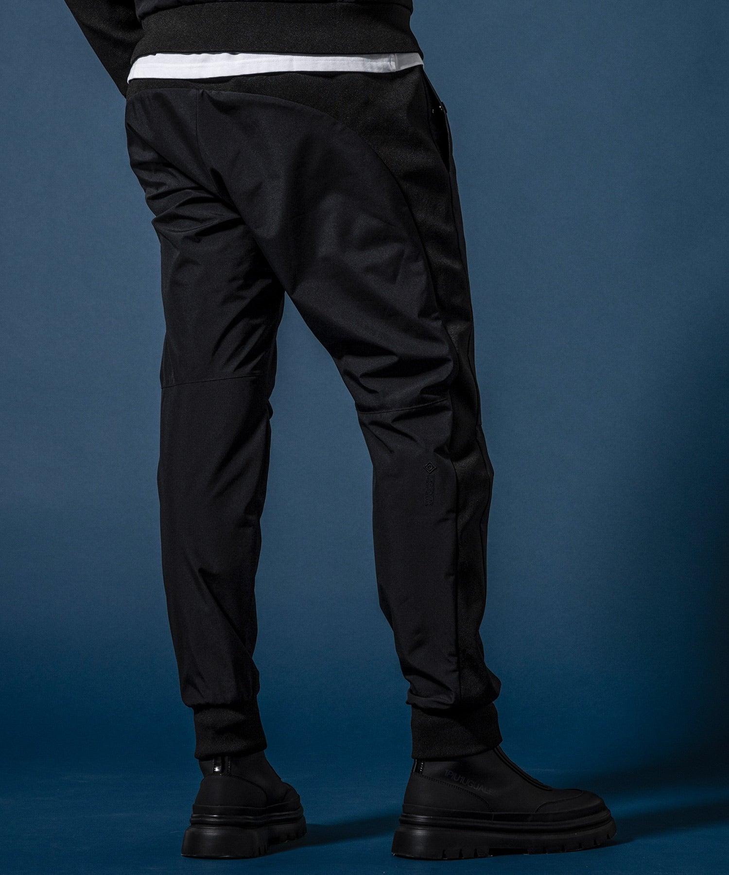 【MENS】GTX SIDE LOGO JOGGER PANTS サイドロゴジョガーパンツ / WINDSTOPPER(R) プロダクト by GORE-TEX LABS /ウィンドストッパー/ゴアテックス/1PIU1UGUALE3 RELAX × +phenix(ウノピゥウノウグァーレトレ リラックス)