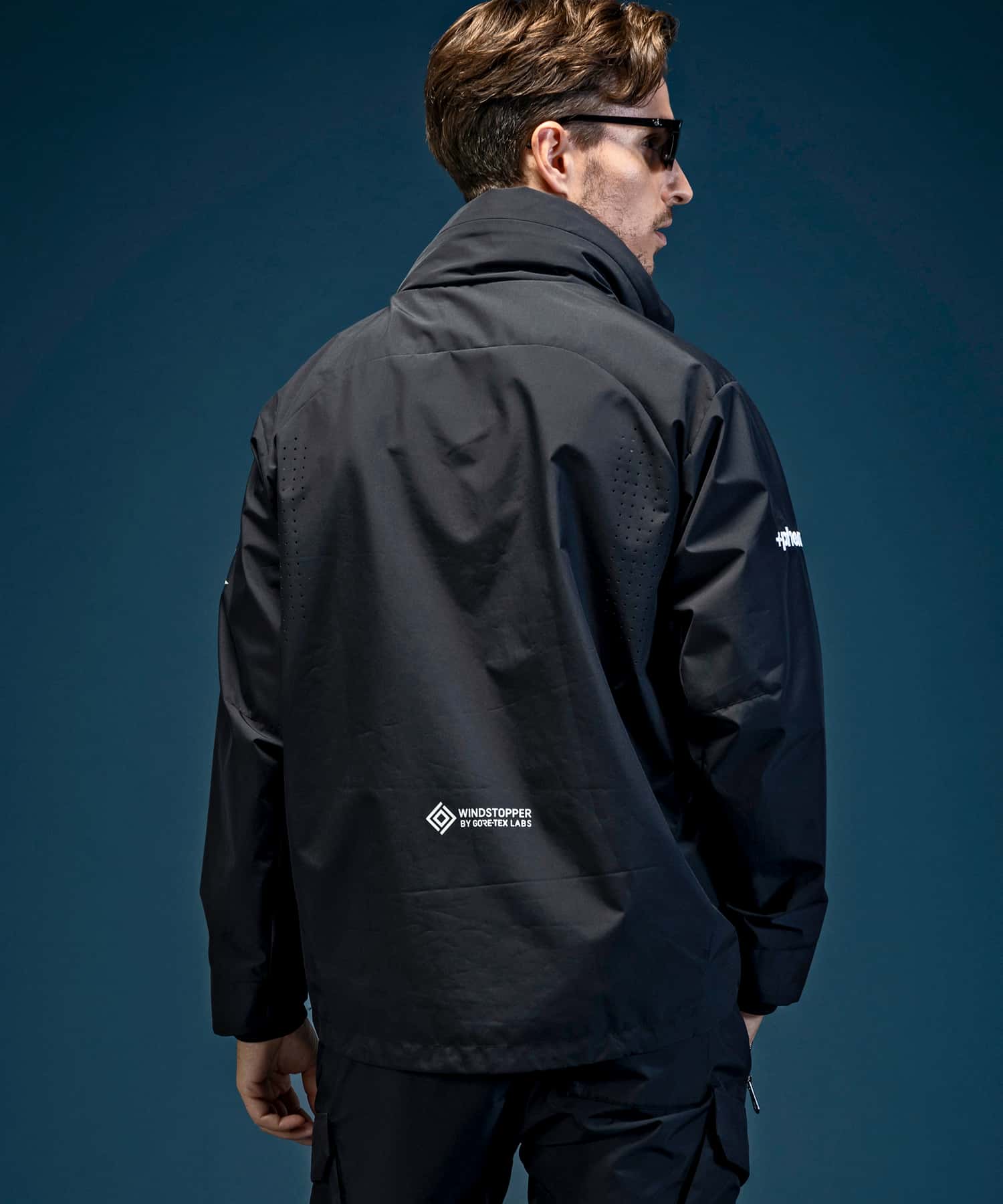 【MENS】トラックジャケット WINDSTOPPER プロダクト by GORE-TEX LABS /ウィンドストッパー/ゴアテックス/1PIU1UGUALE3 RELAX × +phenix(ウノピゥウノウグァーレトレ リラックス)