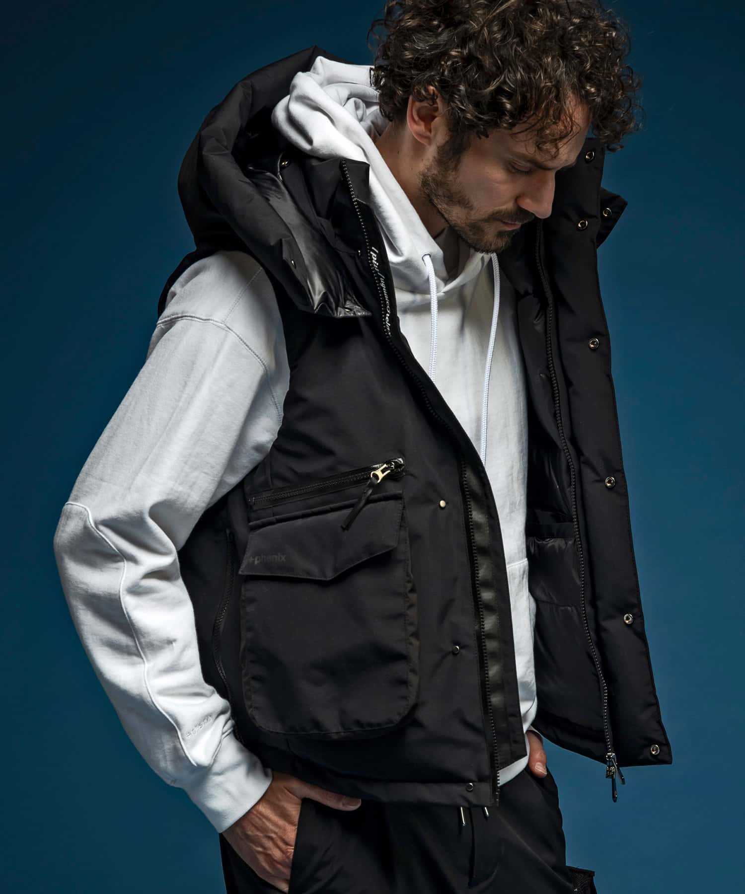 【MENS】フラップポケットダウンベスト WINDSTOPPER(R) プロダクト by GORE-TEX LABS /ウィンドストッパー/ゴアテックス/1PIU1UGUALE3 RELAX × +phenix(ウノピゥウノウグァーレトレ リラックス)