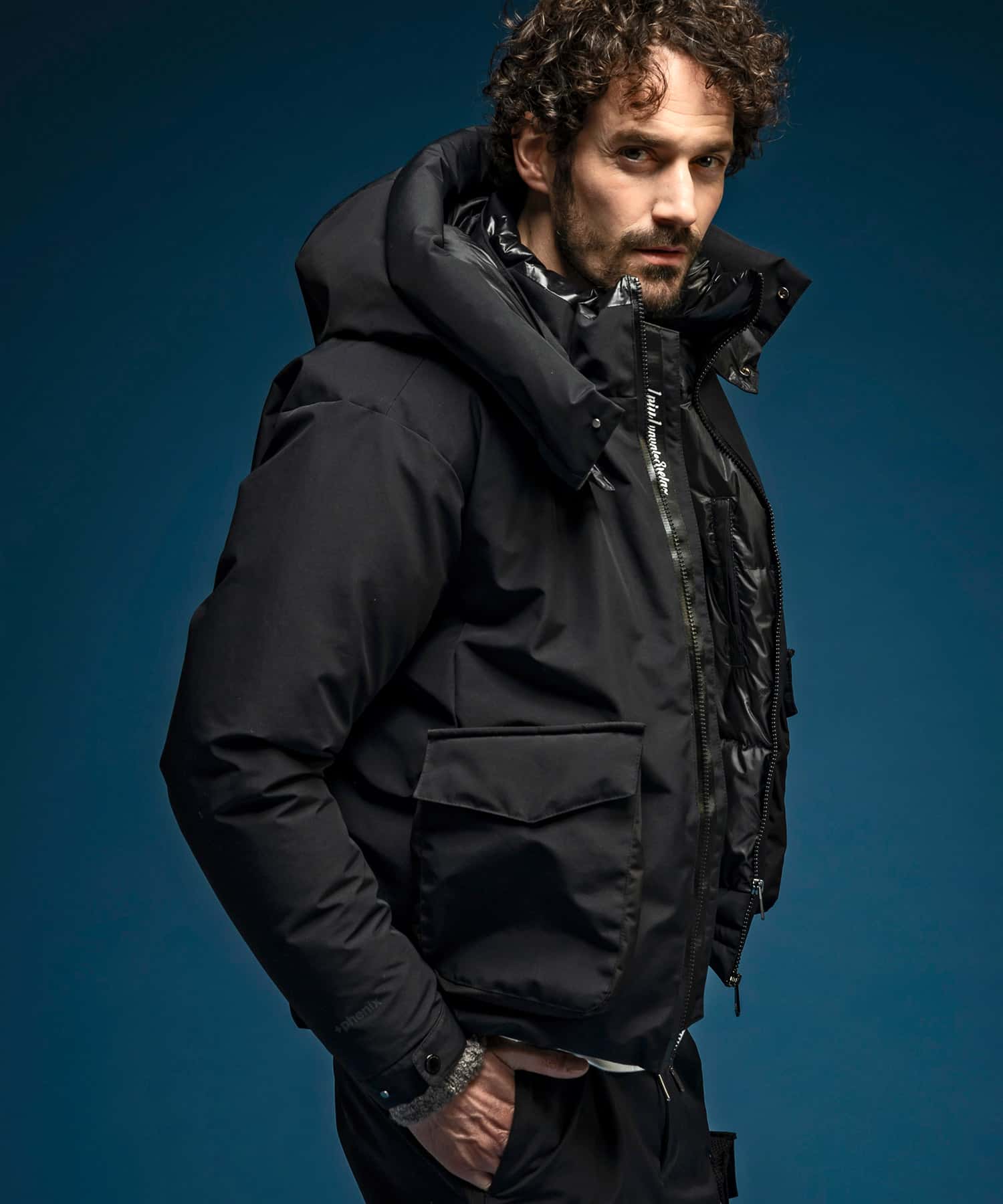 【MENS】フラップポケットダウンジャケット WINDSTOPPER(R) プロダクト by GORE-TEX LABS /ウィンドストッパー/ゴアテックス/1PIU1UGUALE3 RELAX × +phenix(ウノピゥウノウグァーレトレ リラックス)