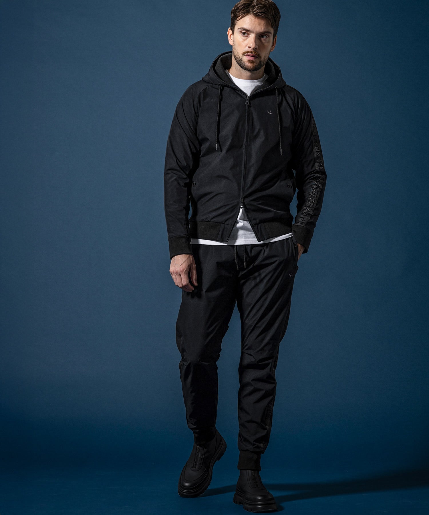 【MENS】GTX SIDE LOGO JOGGER PANTS サイドロゴジョガーパンツ / WINDSTOPPER(R) プロダクト by GORE-TEX LABS /ウィンドストッパー/ゴアテックス/1PIU1UGUALE3 RELAX × +phenix(ウノピゥウノウグァーレトレ リラックス)