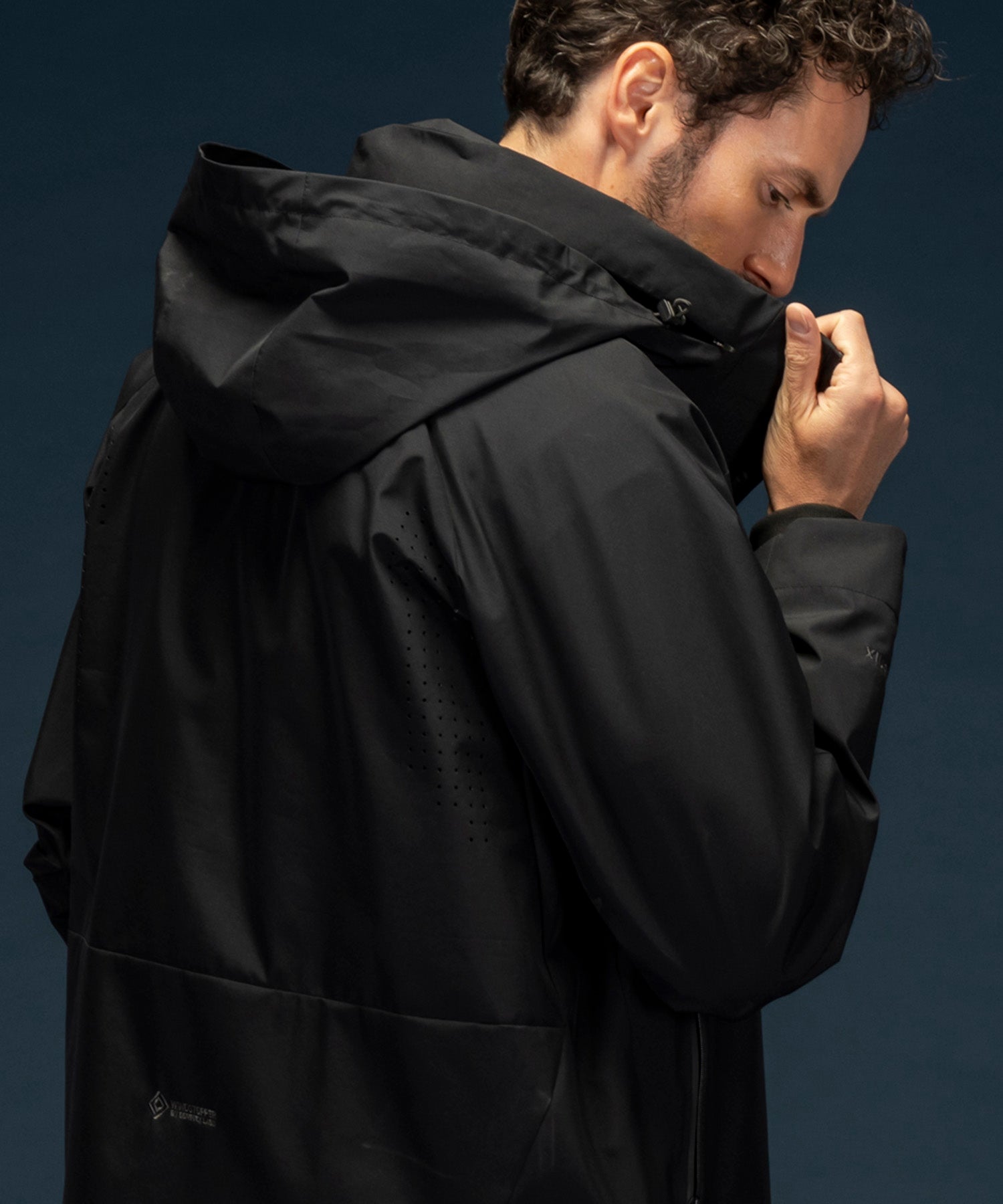【MENS】GTX TRACK JACKET トラックジャケット / WINDSTOPPER(R) プロダクト by GORE-TEX LABS /ウィンドストッパー/ゴアテックス/1PIU1UGUALE3 RELAX × +phenix(ウノピゥウノウグァーレトレ リラックス)