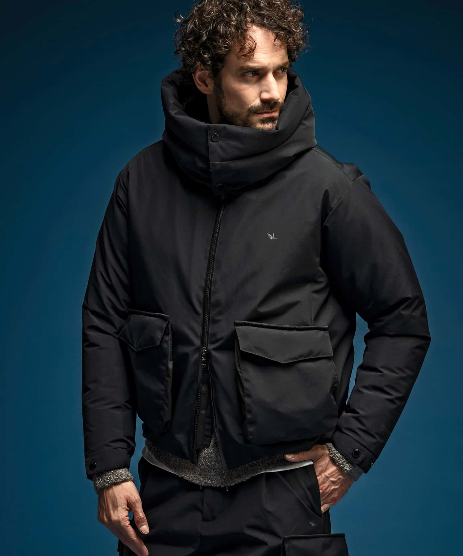 【MENS】フラップポケットダウンジャケット WINDSTOPPER(R) プロダクト by GORE-TEX LABS /ウィンドストッパー/ゴアテックス/1PIU1UGUALE3 RELAX × +phenix(ウノピゥウノウグァーレトレ リラックス)