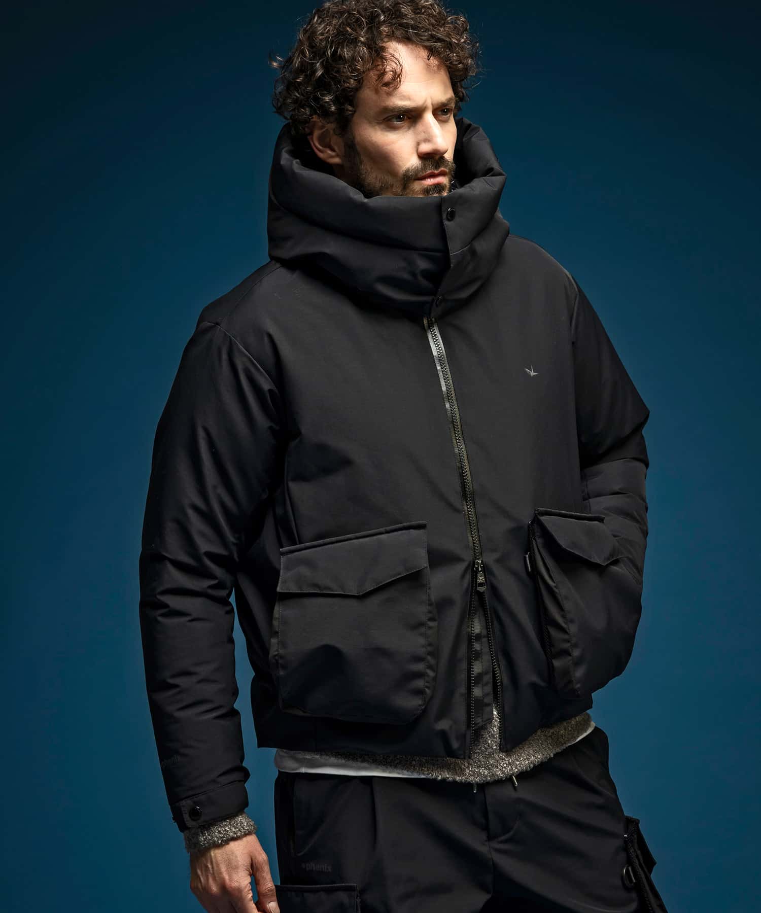 【MENS】フラップポケットダウンジャケット WINDSTOPPER(R) プロダクト by GORE-TEX LABS /ウィンドストッパー/ゴアテックス/1PIU1UGUALE3 RELAX × +phenix(ウノピゥウノウグァーレトレ リラックス)