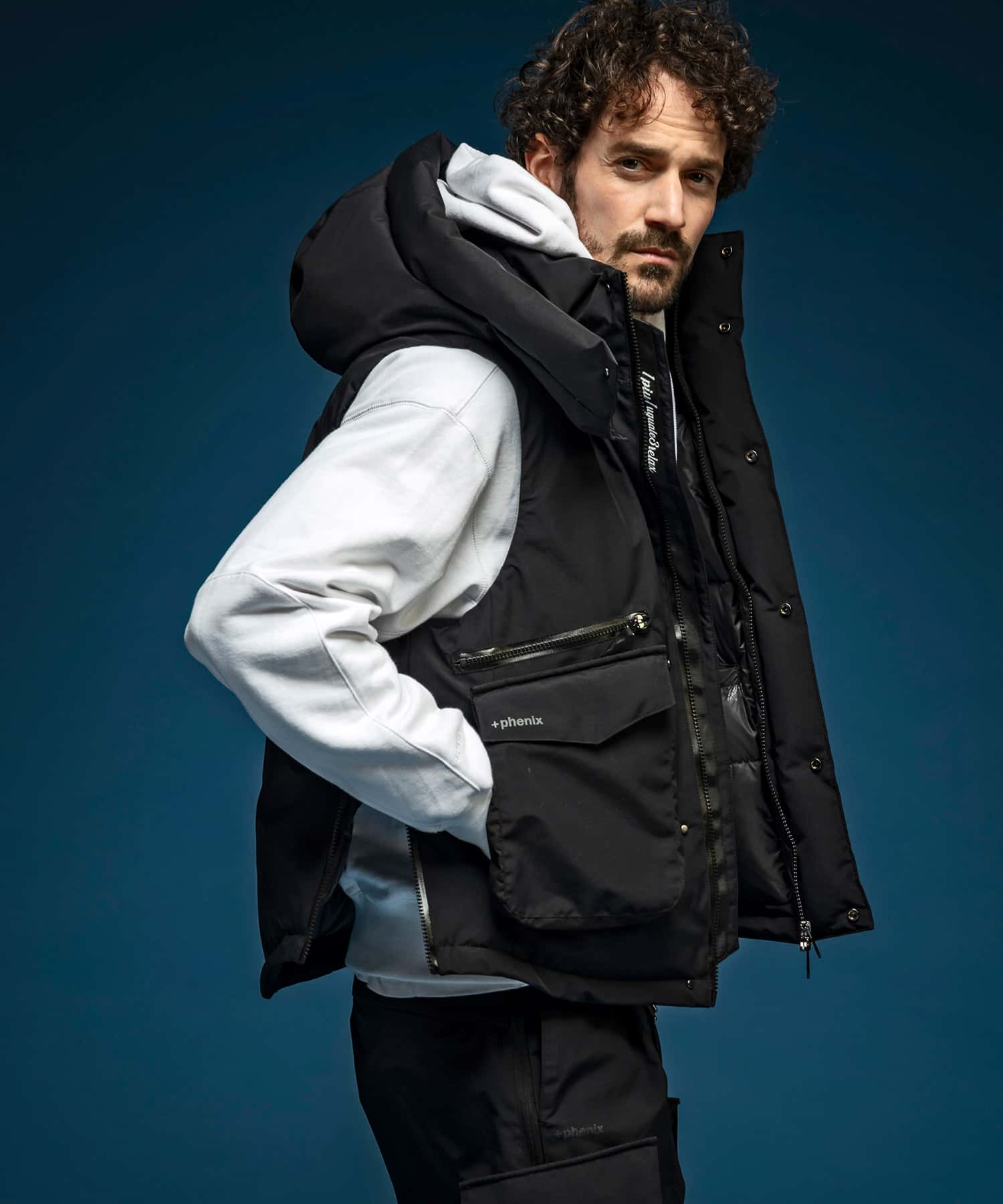 【MENS】フラップポケットダウンベスト WINDSTOPPER(R) プロダクト by GORE-TEX LABS /ウィンドストッパー/ゴアテックス/1PIU1UGUALE3 RELAX × +phenix(ウノピゥウノウグァーレトレ リラックス)
