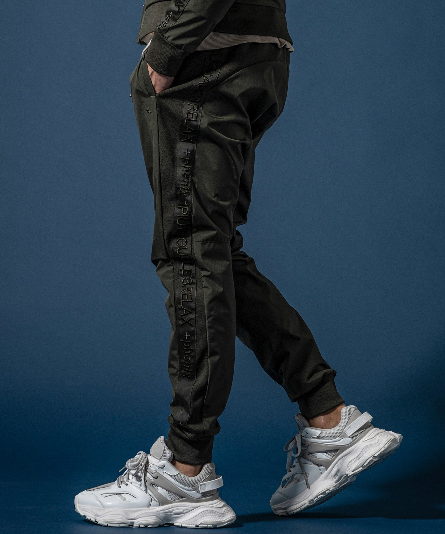 【MENS】GTX SIDE LOGO JOGGER PANTS サイドロゴジョガーパンツ / WINDSTOPPER(R) プロダクト by GORE-TEX LABS /ウィンドストッパー/ゴアテックス/1PIU1UGUALE3 RELAX × +phenix(ウノピゥウノウグァーレトレ リラックス)