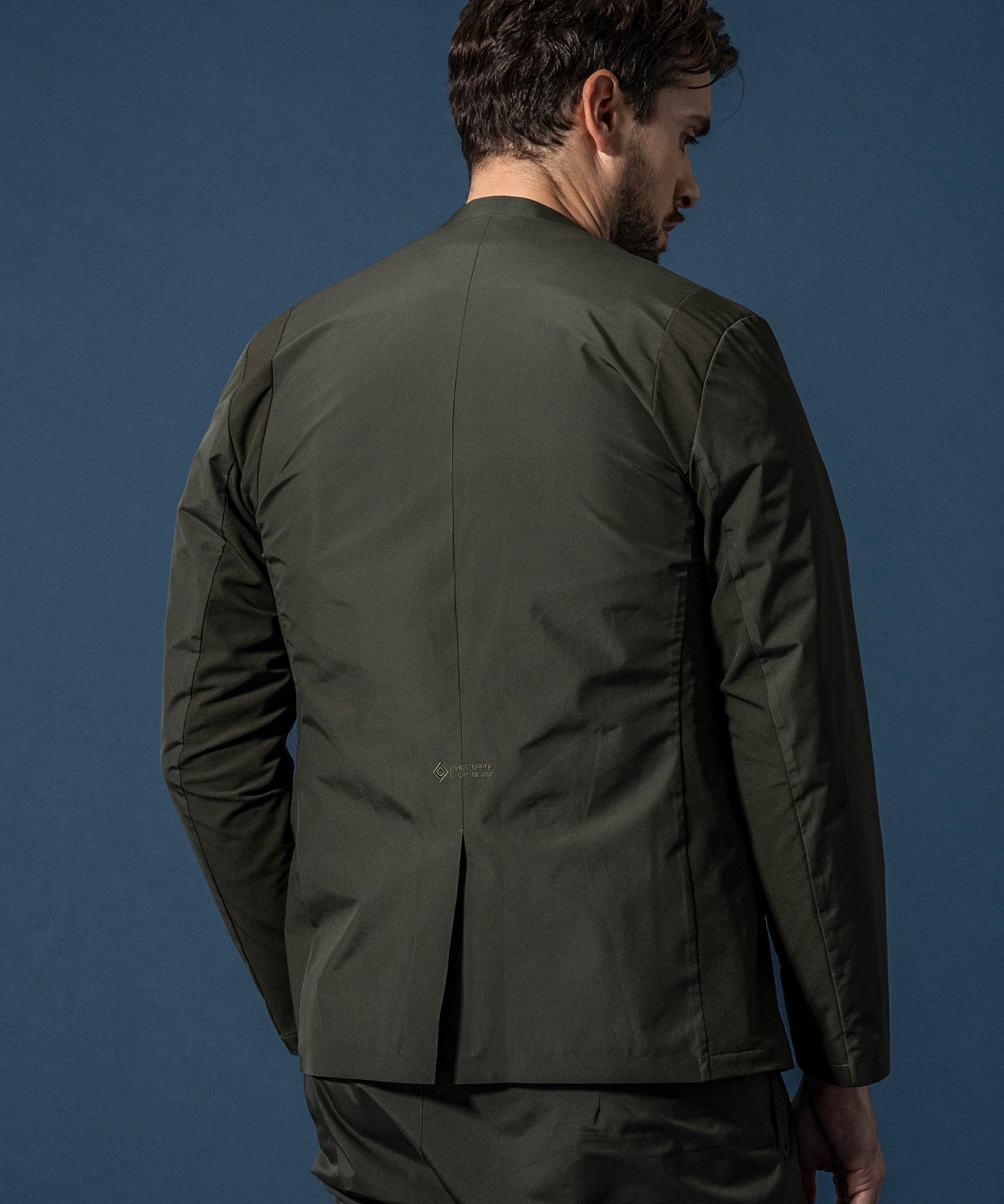 【MENS】GTX NO COLLAR JACKET ノーカラージャケット / WINDSTOPPER(R) プロダクト by GORE-TEX LABS /ウィンドストッパー/ゴアテックス/1PIU1UGUALE3 RELAX × +phenix(ウノピゥウノウグァーレトレ リラックス)