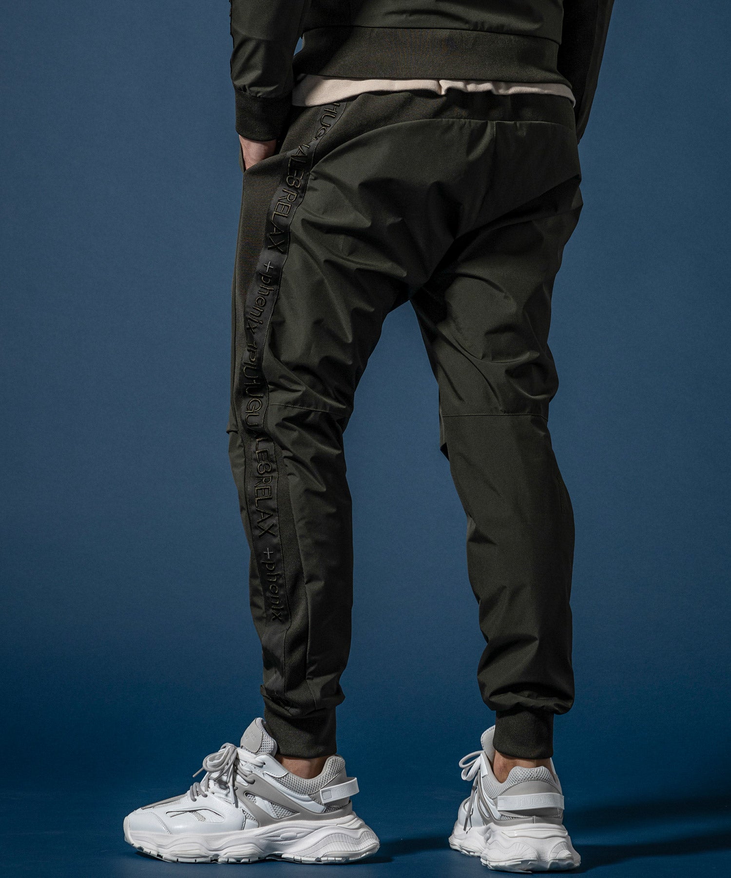 【MENS】GTX SIDE LOGO JOGGER PANTS サイドロゴジョガーパンツ / WINDSTOPPER(R) プロダクト by GORE-TEX LABS /ウィンドストッパー/ゴアテックス/1PIU1UGUALE3 RELAX × +phenix(ウノピゥウノウグァーレトレ リラックス)