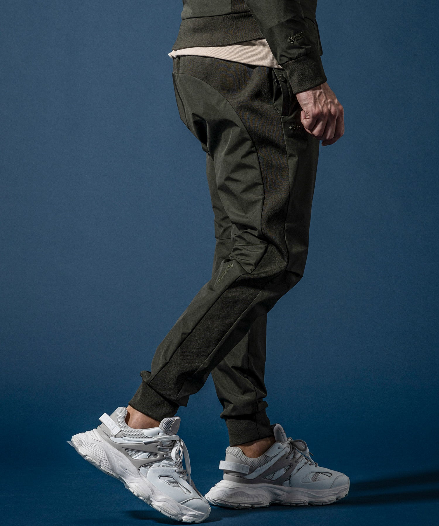 【MENS】GTX SIDE LOGO JOGGER PANTS サイドロゴジョガーパンツ / WINDSTOPPER(R) プロダクト by GORE-TEX LABS /ウィンドストッパー/ゴアテックス/1PIU1UGUALE3 RELAX × +phenix(ウノピゥウノウグァーレトレ リラックス)