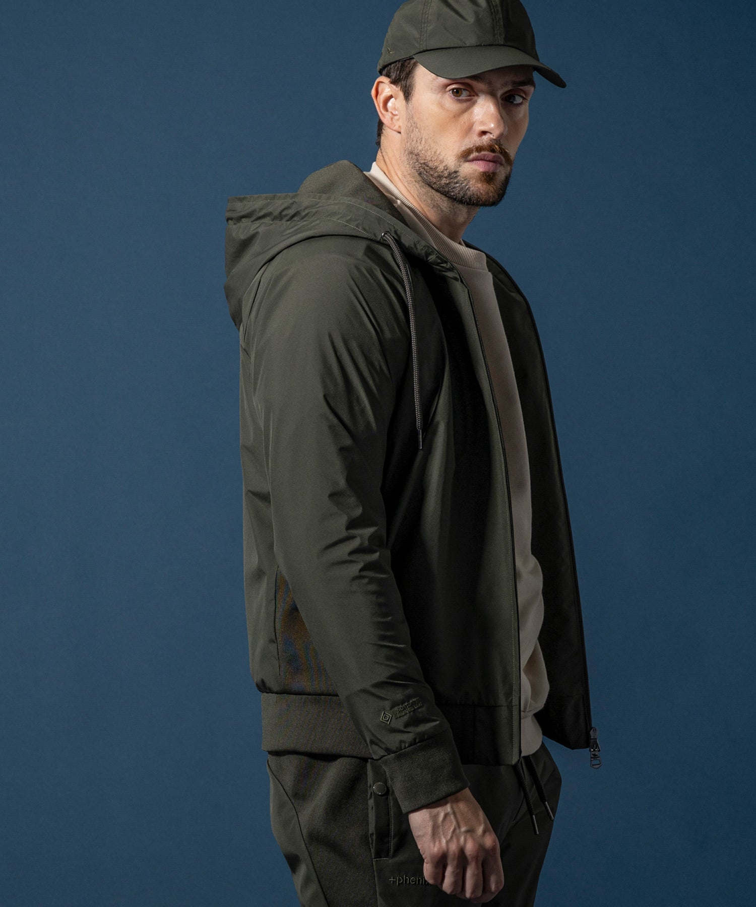 【MENS】GTX SLEEVE LOGO LINE HOODIE スリーブロゴラインフーディー / WINDSTOPPER(R) プロダクト by GORE-TEX LABS /ウィンドストッパー/ゴアテックス/1PIU1UGUALE3 RELAX × +phenix(ウノピゥウノウグァーレトレ リラックス)