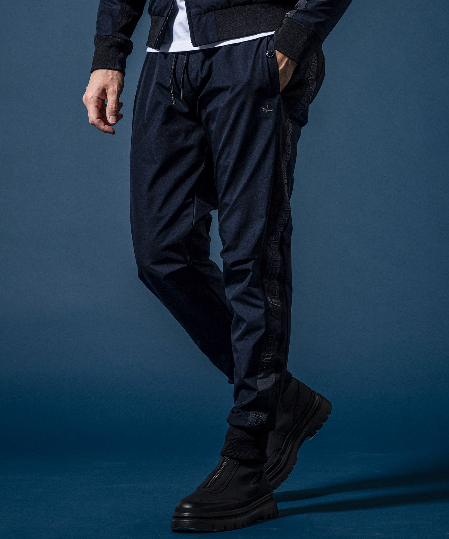 【MENS】GTX SIDE LOGO JOGGER PANTS サイドロゴジョガーパンツ / WINDSTOPPER(R) プロダクト by GORE-TEX LABS /ウィンドストッパー/ゴアテックス/1PIU1UGUALE3 RELAX × +phenix(ウノピゥウノウグァーレトレ リラックス)