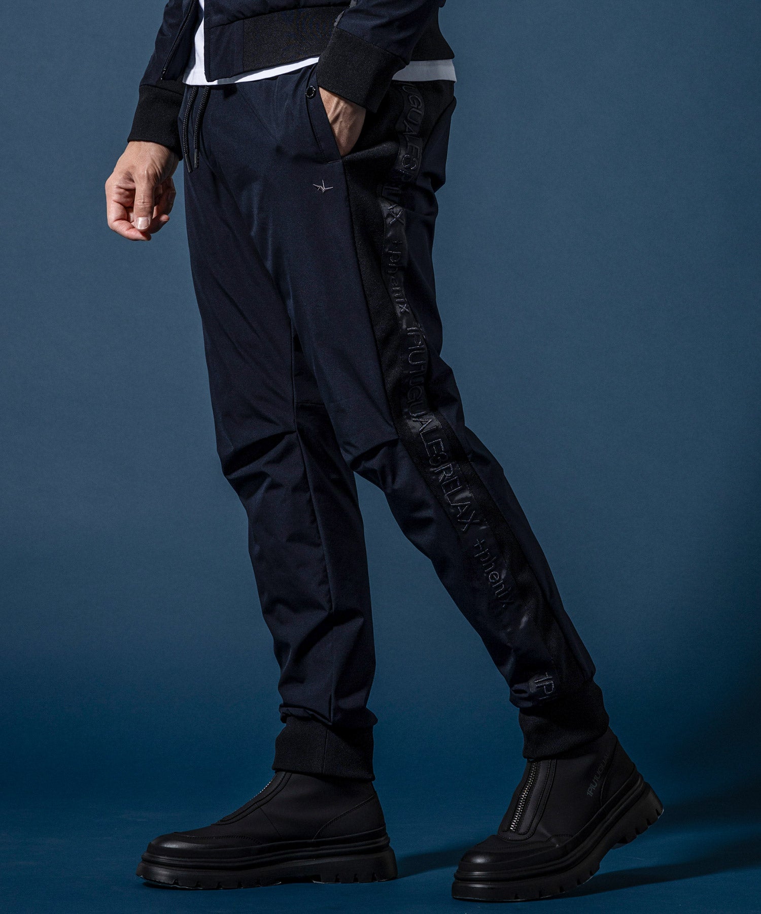 【MENS】GTX SIDE LOGO JOGGER PANTS サイドロゴジョガーパンツ / WINDSTOPPER(R) プロダクト by GORE-TEX LABS /ウィンドストッパー/ゴアテックス/1PIU1UGUALE3 RELAX × +phenix(ウノピゥウノウグァーレトレ リラックス)