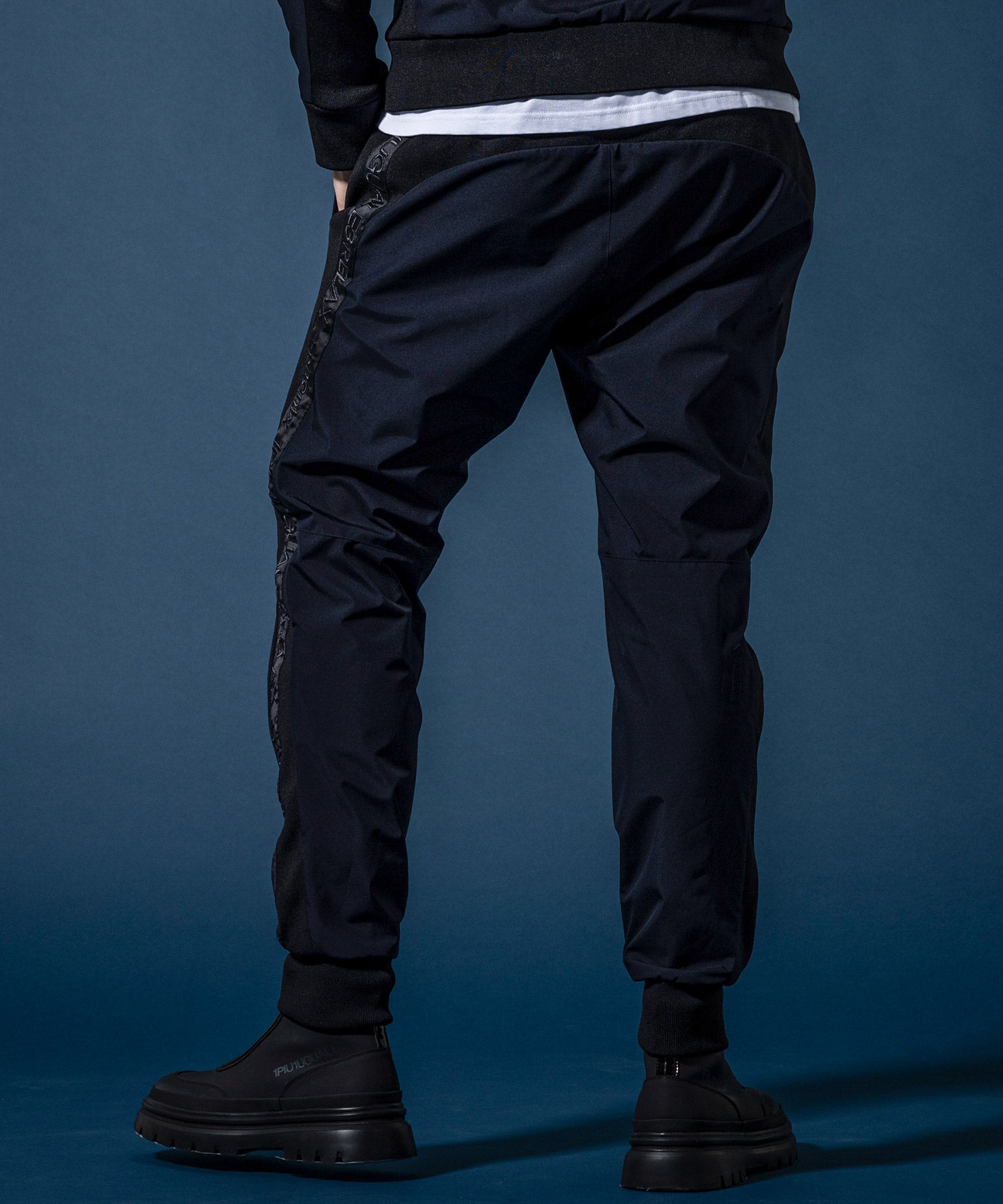 【MENS】GTX SIDE LOGO JOGGER PANTS サイドロゴジョガーパンツ / WINDSTOPPER(R) プロダクト by GORE-TEX LABS /ウィンドストッパー/ゴアテックス/1PIU1UGUALE3 RELAX × +phenix(ウノピゥウノウグァーレトレ リラックス)