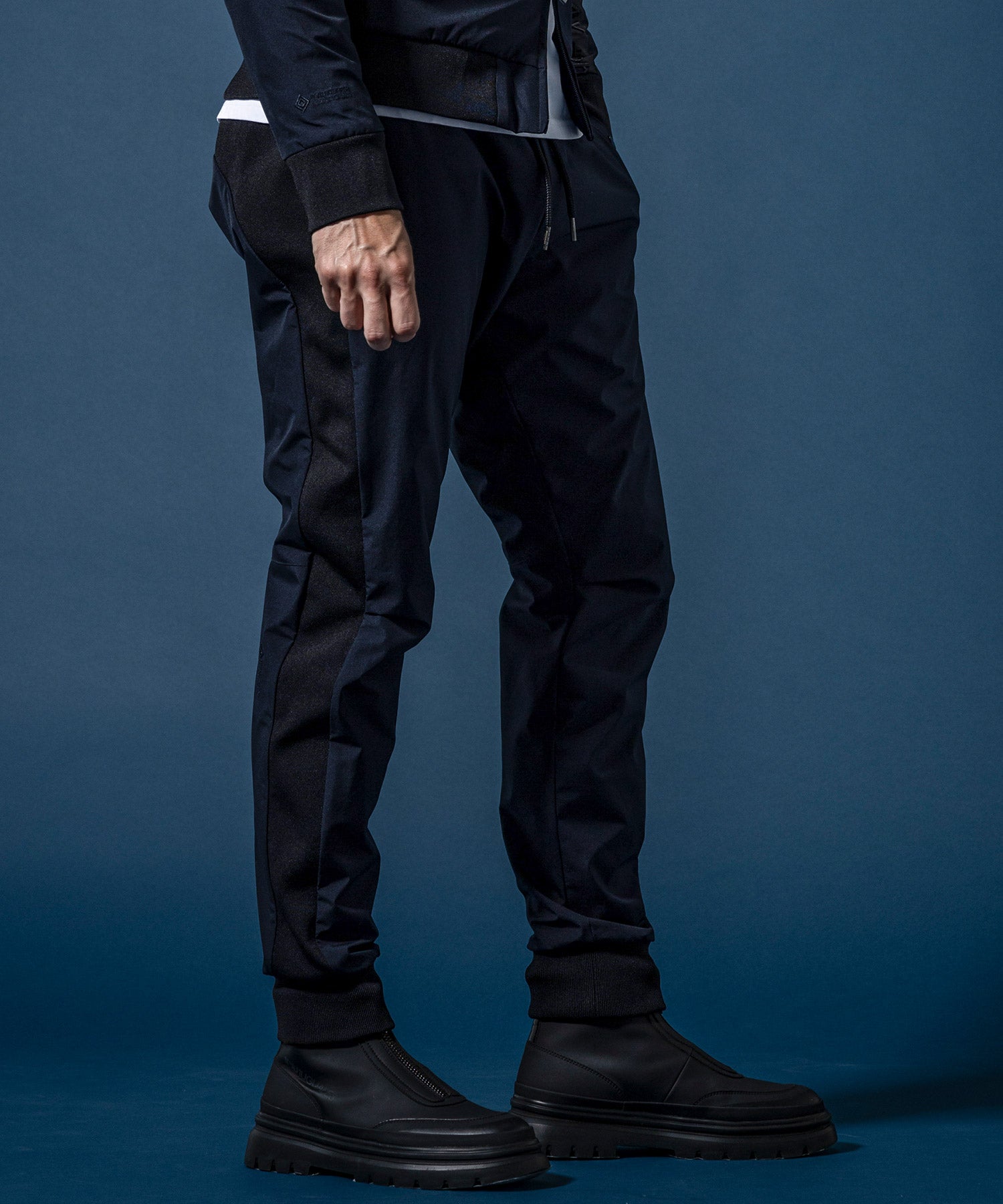 【MENS】GTX SIDE LOGO JOGGER PANTS サイドロゴジョガーパンツ / WINDSTOPPER(R) プロダクト by GORE-TEX LABS /ウィンドストッパー/ゴアテックス/1PIU1UGUALE3 RELAX × +phenix(ウノピゥウノウグァーレトレ リラックス)