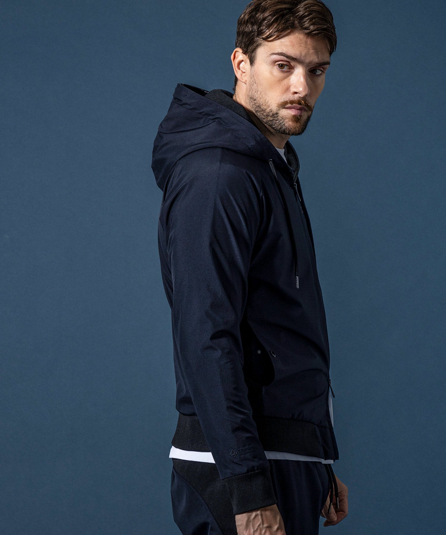 【MENS】GTX SLEEVE LOGO LINE HOODIE スリーブロゴラインフーディー / WINDSTOPPER(R) プロダクト by GORE-TEX LABS /ウィンドストッパー/ゴアテックス/1PIU1UGUALE3 RELAX × +phenix(ウノピゥウノウグァーレトレ リラックス)