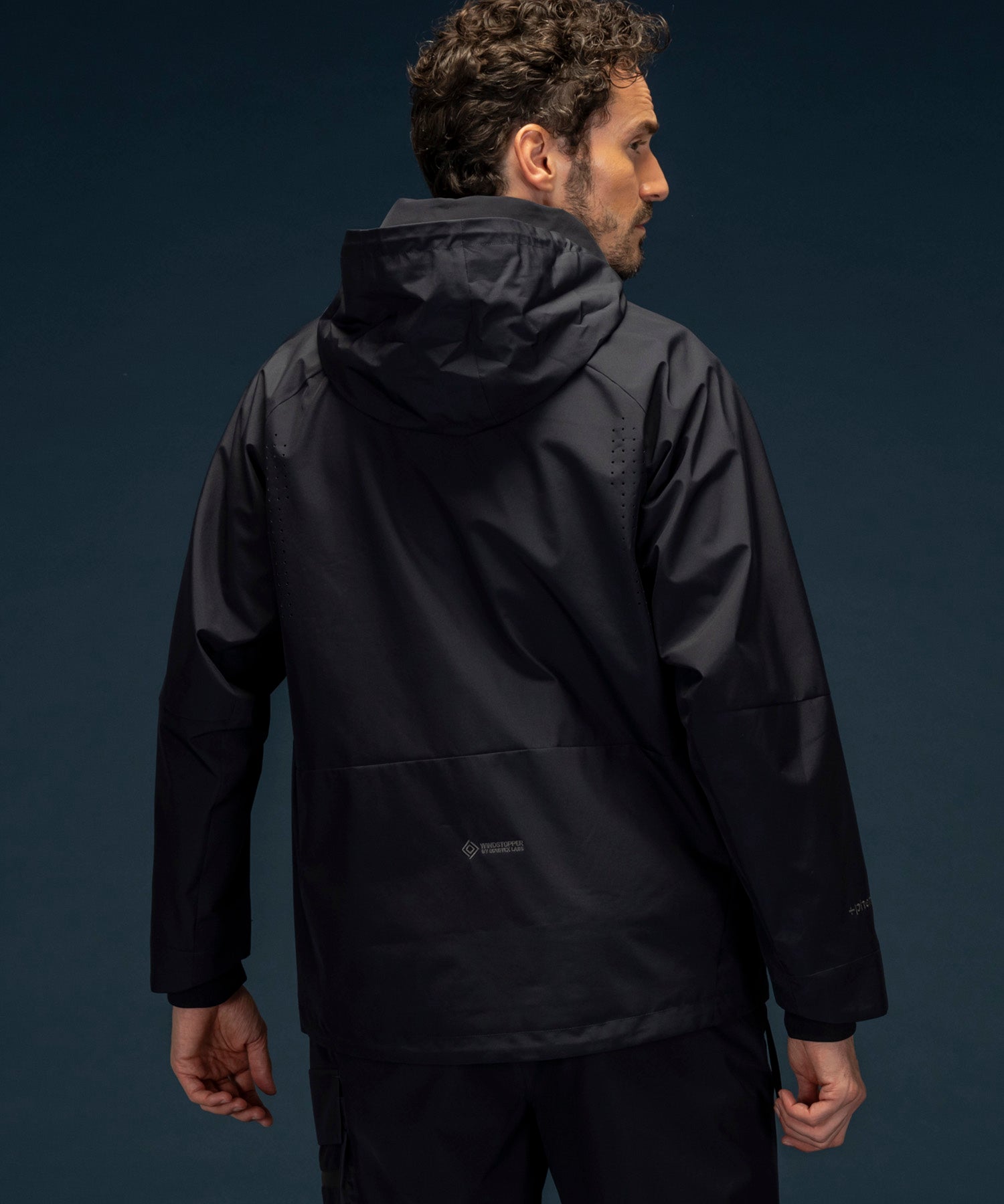 【MENS】GTX TRACK JACKET トラックジャケット / WINDSTOPPER(R) プロダクト by GORE-TEX LABS /ウィンドストッパー/ゴアテックス/1PIU1UGUALE3 RELAX × +phenix(ウノピゥウノウグァーレトレ リラックス)