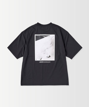 Outlast® SKIING PHOTO GRAPHIC SHORT SLEEVE TEE / スキー フォトグラフィック ショートスリーブTシャツ
