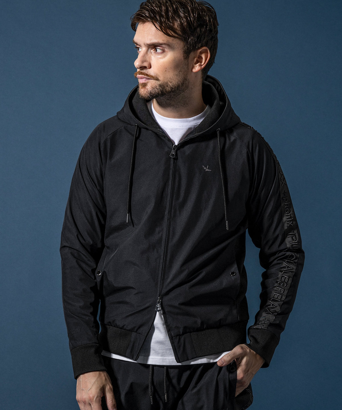 【MENS】GTX SLEEVE LOGO LINE HOODIE スリーブロゴラインフーディー / WINDSTOPPER(R) プロダクト by GORE-TEX LABS /ウィンドストッパー/ゴアテックス/1PIU1UGUALE3 RELAX × +phenix(ウノピゥウノウグァーレトレ リラックス)