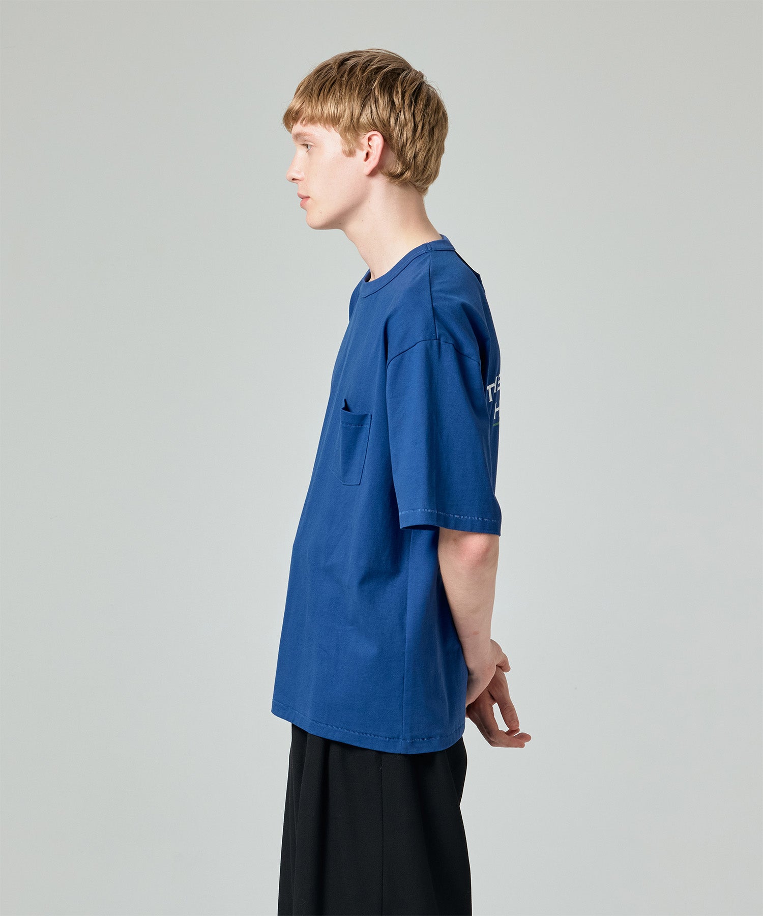 DISTORTED SLOGAN POCKET TEE